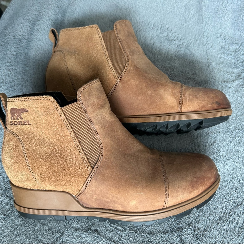 Sorel Tan Ankle Boots with Elastic Panels and Rubber Sole